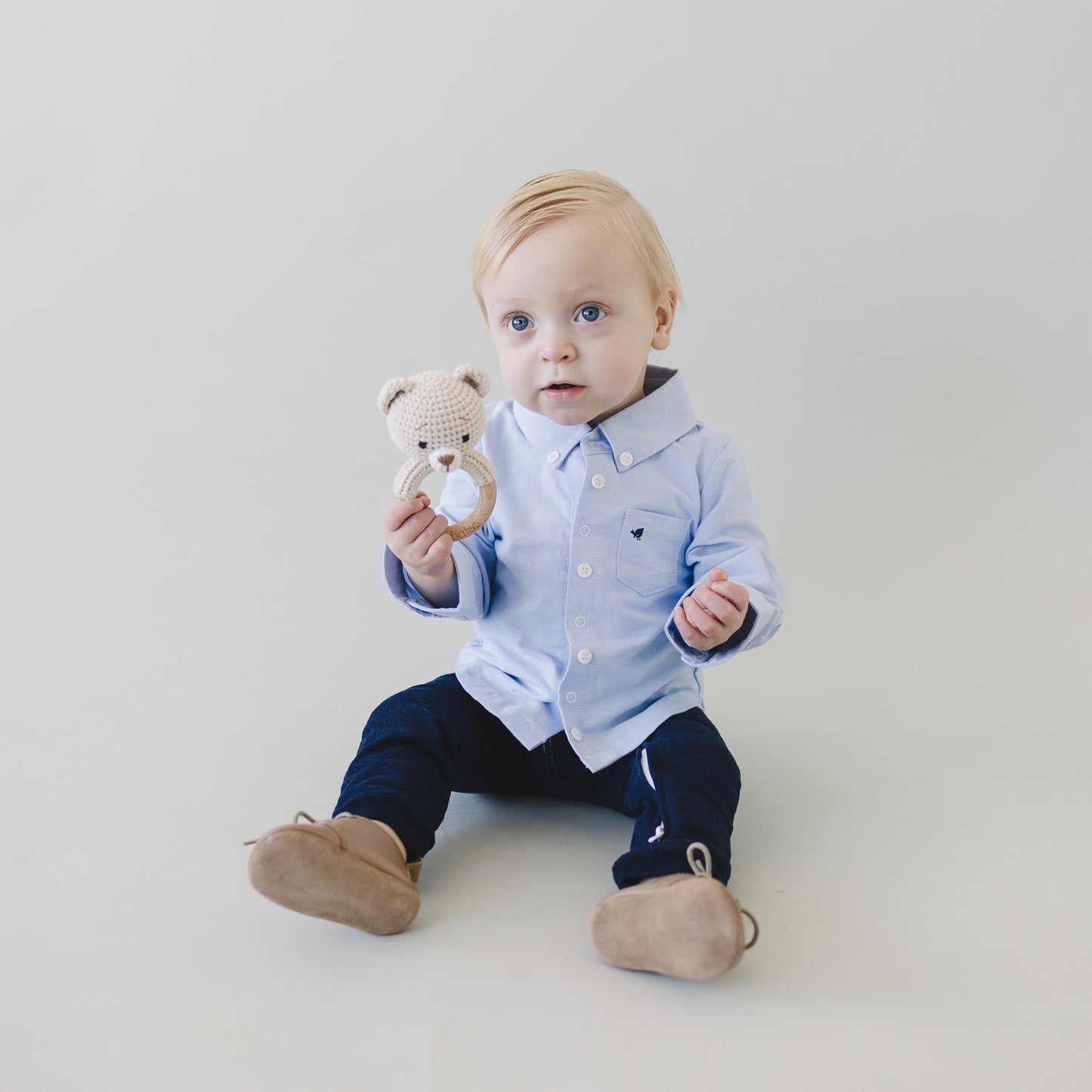 Cute, preppy dress clothes for baby boys including an oxford shirt and jeans. Baby boy photoshoot outfits that are stylish.