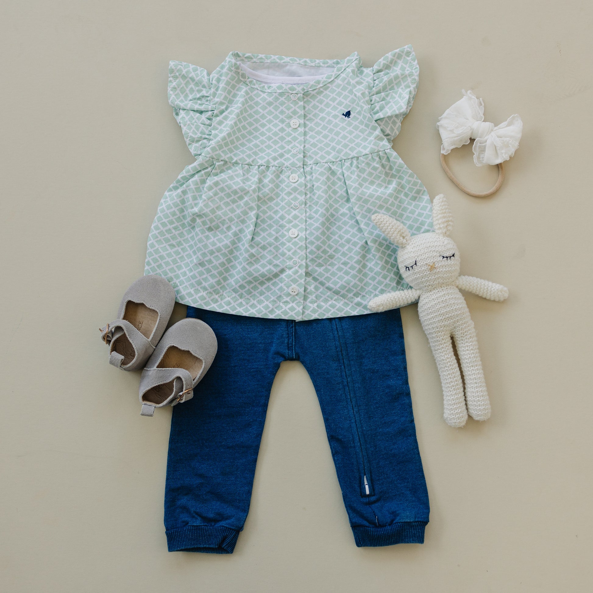 Super cute baby girl outfit shown with accessories. Perfect baby outfit for family photo shoots. 0-3 month clothes.